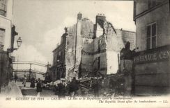 CPA Militaria Guerre de 1914 Creil La Rue de la Republique apres le bombardement 