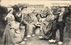 CPA Folklore Auvergne La bourree