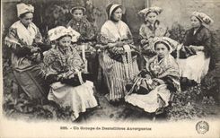 CPA Folklore Un groupe de dentellieres Auvergnates