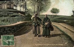 CPA Folklore Paysannes d'Auvergne au retour des champs