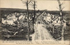 CPA Militaria Les Ruines de la Grande Guerre le Viliage et Route de Paris 
