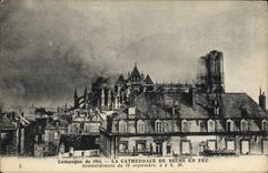 CPA Militaria La Cathedrale de Reims en Feu 