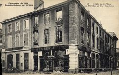 CPA Militaria Bombardement de Reims Angle de la Place des marches et rue Trudaine