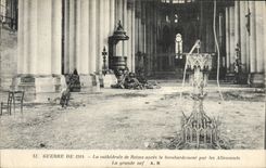 CPA Militaria Guerre de 1914 La cathedrale de Reims apres le bombardement par les Allemands 