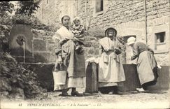 CPA Folklore Types d'Auvergne a la Fontaine 
