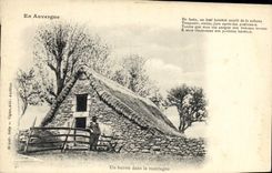 CPA Folklore En Auvergne UN buron dans la montagne 