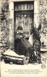 CPA Folklore La devideuse de Chanvre et son Rouet 