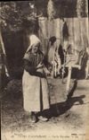 CPA Folklore Types d'Auvergne Vieille Paysanne 