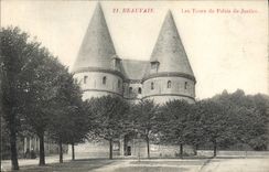 CPA Beauvais Les Tours du Palais de Justice 