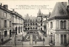 CPA La Rochelle Aspect de la maison d'Henri II et de Diane de Poitiers et de la Caisse d'Epargne