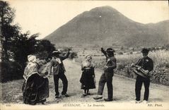 CPA Folklore Auvergne La Bourree 