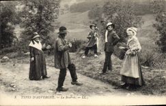 CPA Folklore Types d'Auvergne la Bourree 