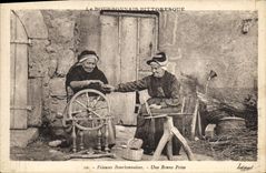 CPA Folklore Fileuses Bourbonnaises une bonne Prise 