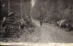 CPA Militaria Convoi Allemand detruit Route de Soissons 