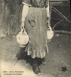 CPA Folklore Jeune Auvergnate se rendant a la Fontaine 