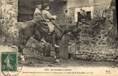 CPA Folklore Le couple a cheval Jeunes montagnards se rendant a caifourchon a la foire de la Toussai