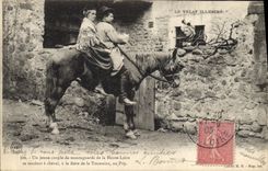 CPA Folklore Le Velay Illustre Le couple a cheval Jeunes montagnards se rendant a caifourchon a la f