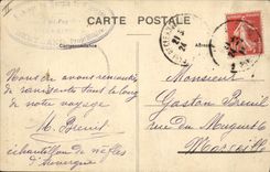 CPA Folklore L'Auvergne Jeune Auvergnate se rendant a la Fontaine 