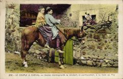 CPA Folklore Le couple a cheval Jeunes montagnards se rendant a califourchon a la toire au Puy Cheva