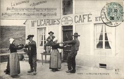 CPA Folklore La Bourree d'Auvergne 
