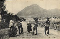 CPA Folklore La Bourree d'Auvergne le Puy 