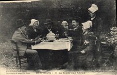CPA Folklore En Auvergne la soupe aux Choux 
