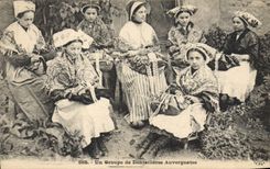 CPA Folklore Un groupe de Dentellieres Auvergnates 