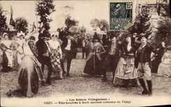 CPA Folklore Les Scenes villageoises une Bourree a buit anciens costume du Velay 
