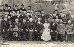 CPA Folklore L'Auvergne Pittoresque une noce Auvergnate Mariage