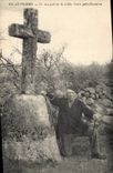 CPA Folklore En Auvergne au pied de la vielle Croix gallo Romaine 