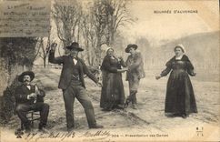 CPA Folklore Bourree d'Auvergne Presentation des Dames 