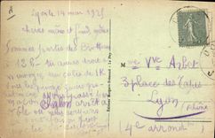 CPA Folklore la Dentelliere au petit chapeau 