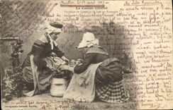 CPA Folklore Le Cantal Illustre Vendeuse de creme et de lait en Auvergne 