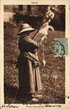 CPA Folklore Cantal Fileuse Auvergnate 