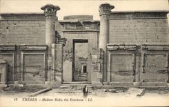 CPA Egypt Egypte Thebes Medinet Habou Cour exterieure 