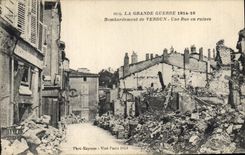 CPA Militaria La Grande Guerre 1914 16 Bombardement de Verdun Une Rue en ruines 