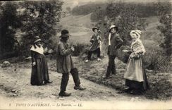 CPA Folklore Types d'Auvergne La Bourree 