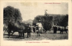 CPA Folklore Types d'Auvergne la Fenaison TOP