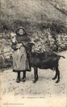 CPA Folklore Auvergnate et sa chevre TOP