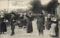 CPA Folklore En Auvergne sur le chemin de la ville 