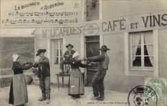 CPA Folklore La Bourree D'Auvergne 