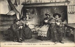 CPA Folklore Types D'Auvergne la soupe du matin 