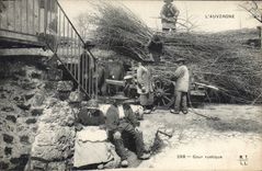 CPA Folklore L'Auvergne cour rustique TOP