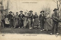 CPA Folklore L'Auvergne Pittoresque une noce Auvergnate Mariage