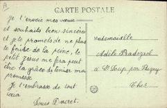 CPA Folklore En Auvergne au pied de la vieille croix gallo Romaine 