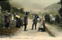 CPA Folklore Types d'Auvergne la Bourree 