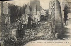 CPA Militaria Guerre 1914 15 Albert Somme Une rue apres le bombardement 