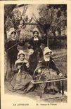 CPA Folklore En Auvergne Groupe de Fileuses 