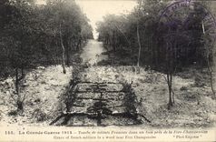 CPA Militaria La Grande Guerre 1914 - Tombe de soldats Français dans un bois près de la Fère-Champen