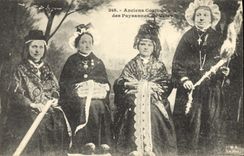 CPA Folklore Anciens Costumes des Paysannes du Velay